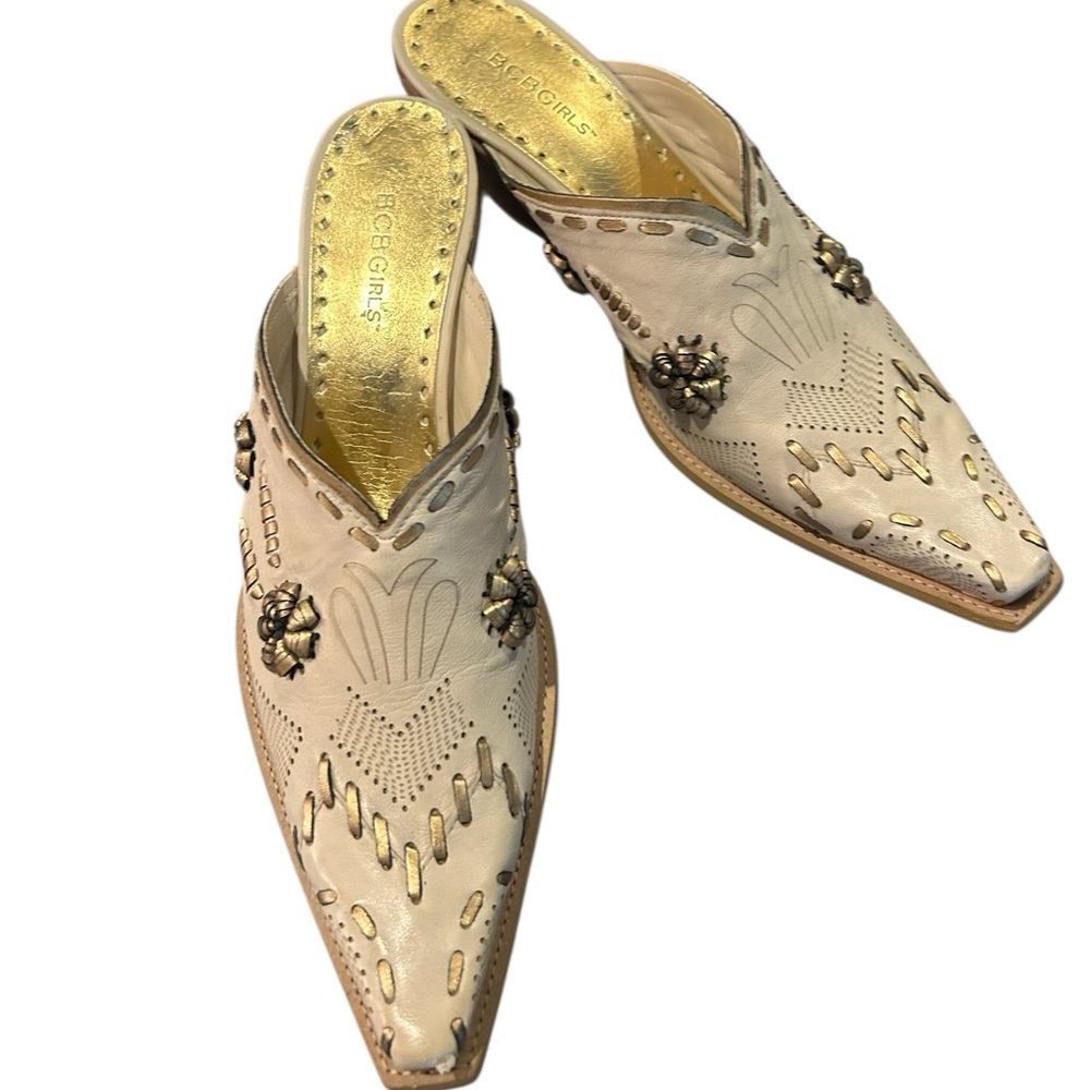 BCBGirls Vintage Inspired Embroidered Cowgirl Western Pointed Toe Slip On Shoes - Picture 2 of 11